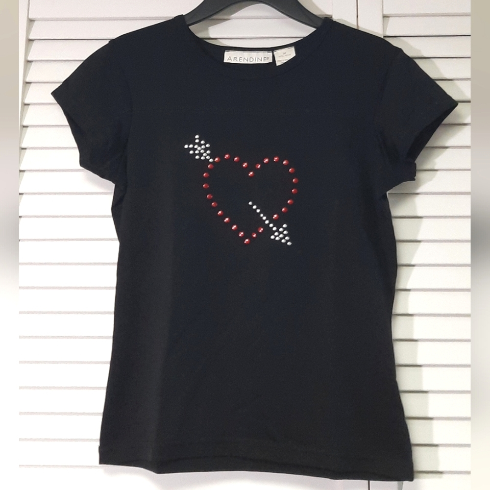 Girls heart and arrow tee! ♥️ Size M 7/8